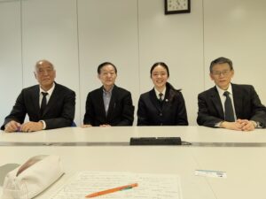 日本の高校生が、外国人の子どもたちへの支援活動に興味を持ち、インタビューに来ました