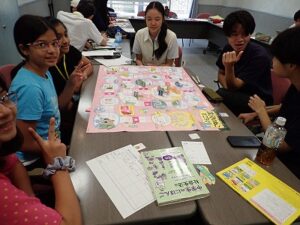 夏休み日本語学習教室終了しました。みんなに修了証を授与しました。
